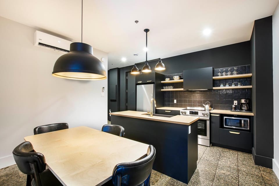 Coffee/tea facilities, Kitchen or kitchenette, Dining area, oven, stove