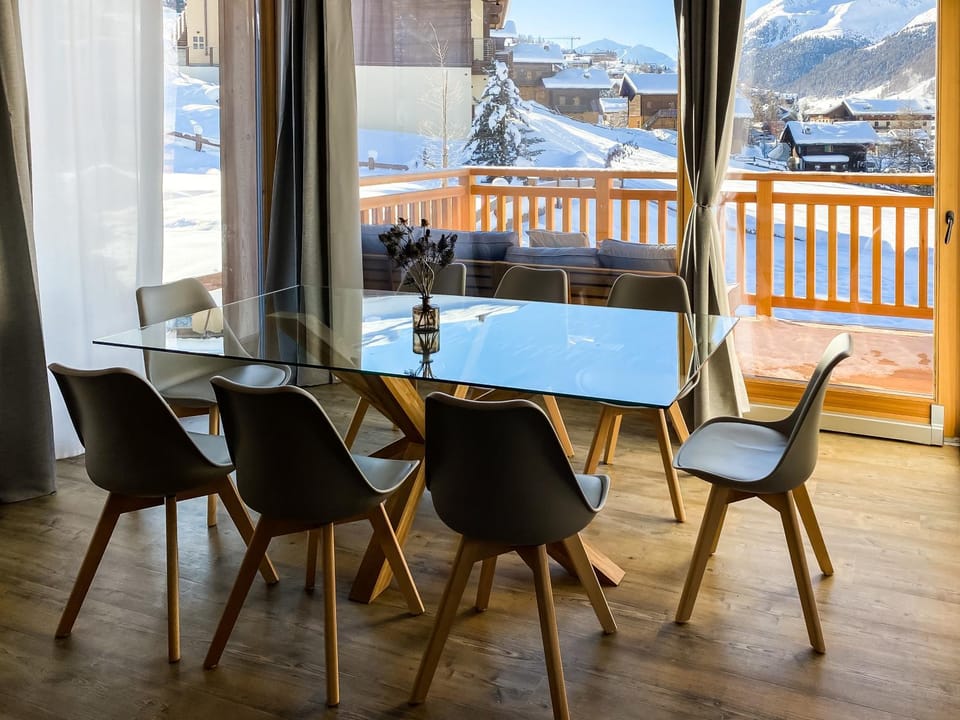 Balcony/Terrace, Dining area, City view, Mountain view
