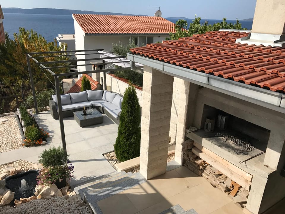 BBQ facilities, Garden, Balcony/Terrace, Lounge or bar, Seating area, Sea view