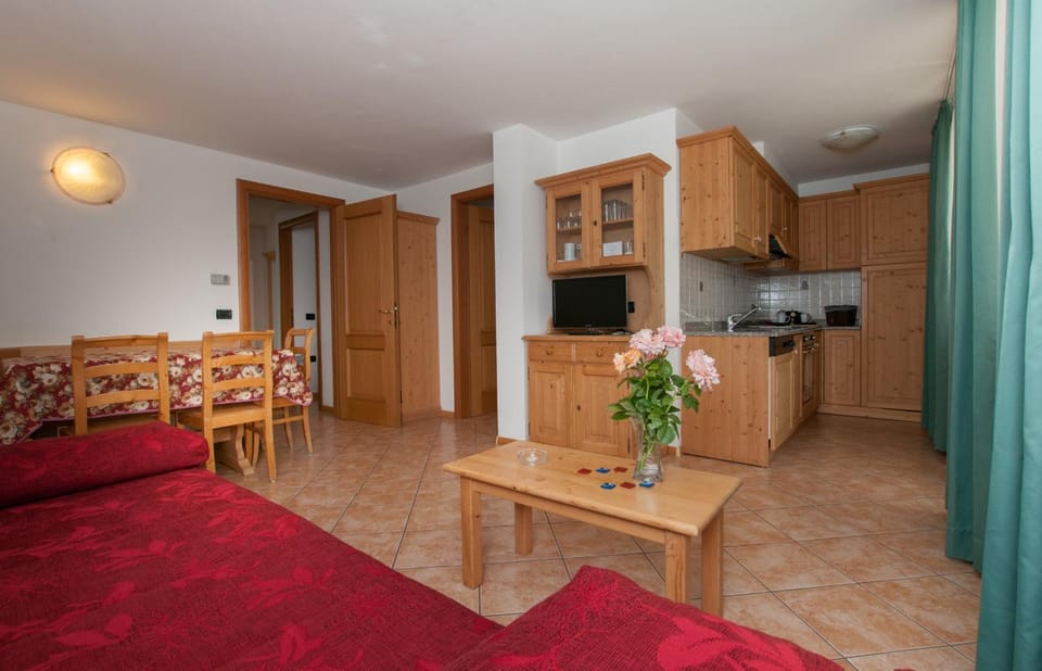 Kitchen or kitchenette, Living room, Dining area, Pets