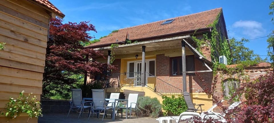 Property building, Restaurant/places to eat, Garden, Breakfast