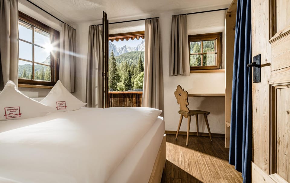 Balcony/Terrace, Bedroom, Mountain view