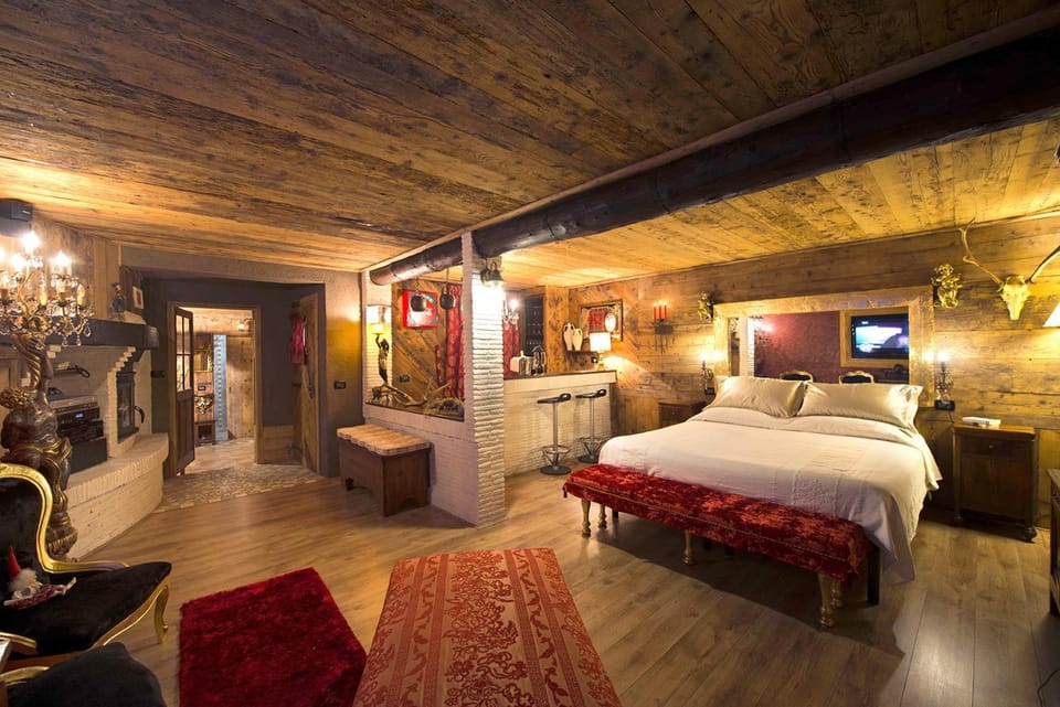Bed, TV and multimedia, Living room, Photo of the whole room, Bedroom, flat iron