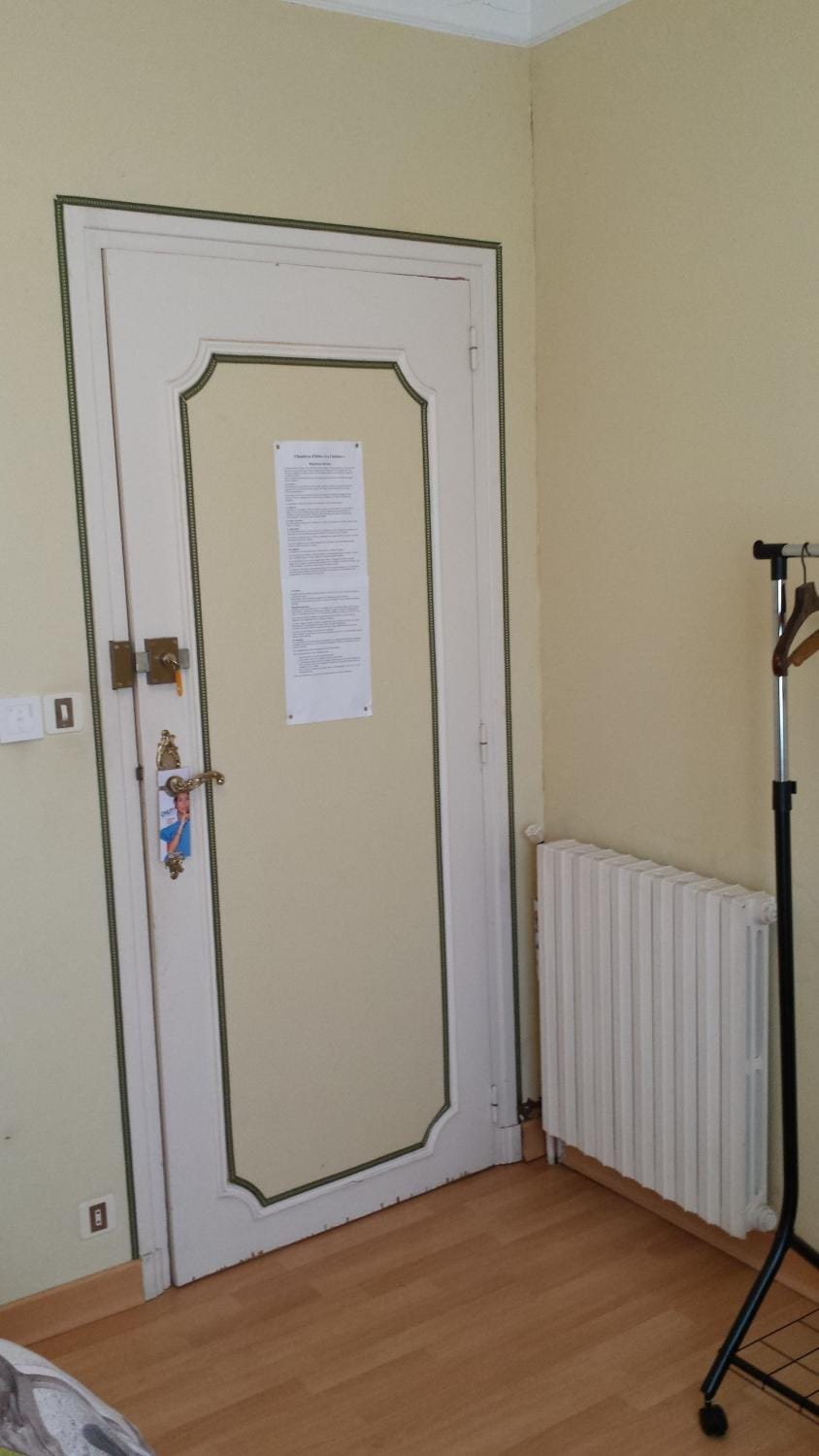 Photo of the whole room, Logo/Certificate/Sign, Text overlay, Certificate/Award