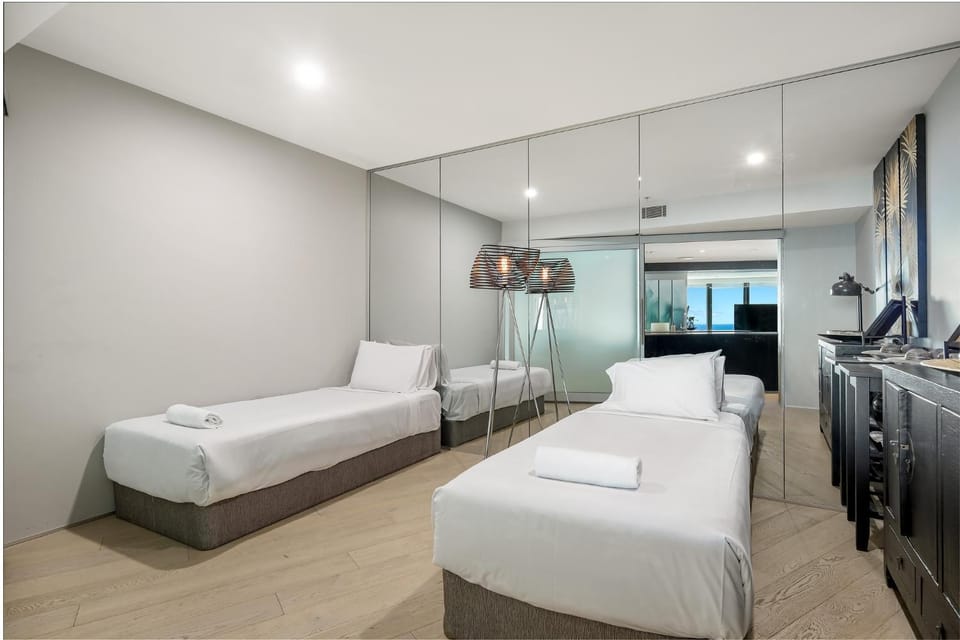 Bedroom, towels
