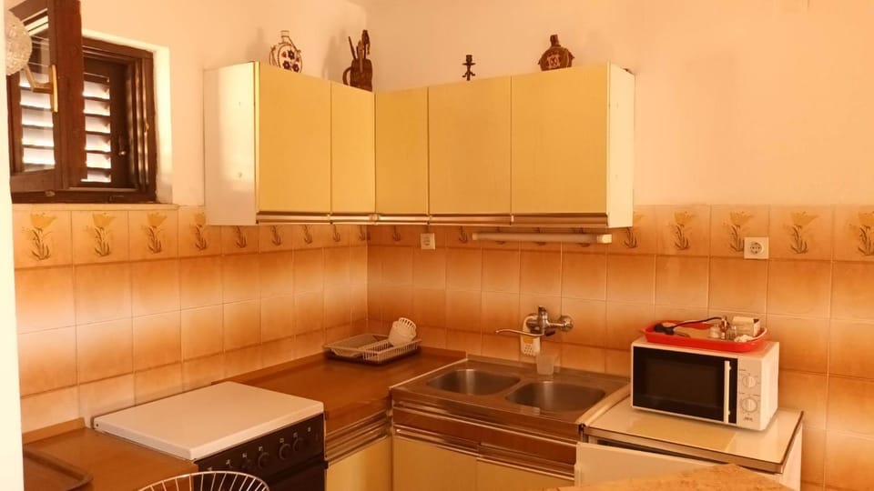 Kitchen or kitchenette, oven, stove