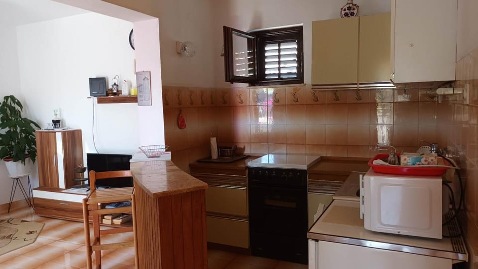 Kitchen or kitchenette, Seating area, Dining area, oven, stove