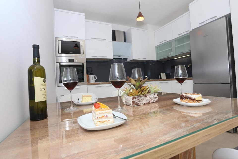 Coffee/tea facilities, Kitchen or kitchenette, Dining area, Food, Drinks, Alcoholic drinks