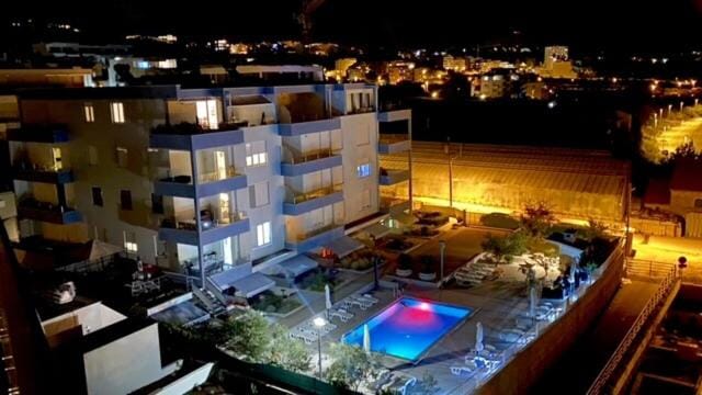 Bird's eye view, Pool view