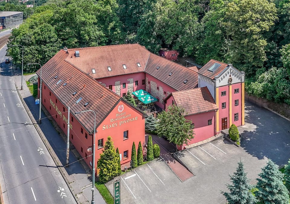 Property building, Restaurant/places to eat, Bird's eye view, Parking