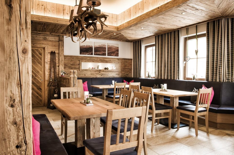 Restaurant/places to eat, Dining area
