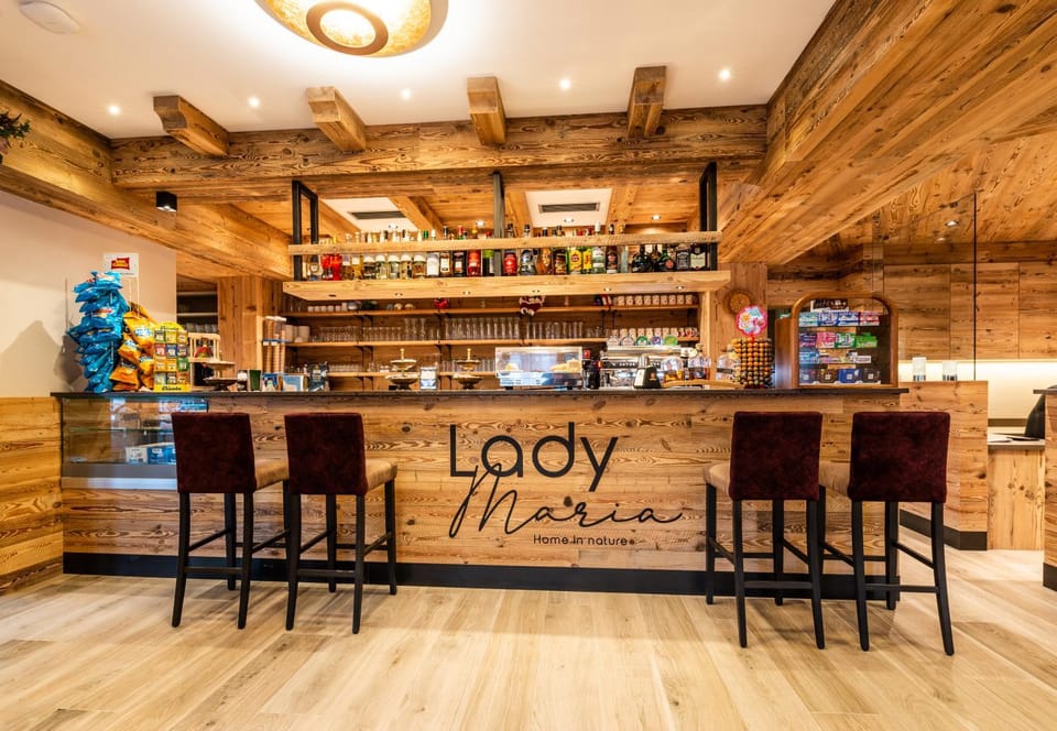 Lounge or bar, Food and drinks, Food, Drinks