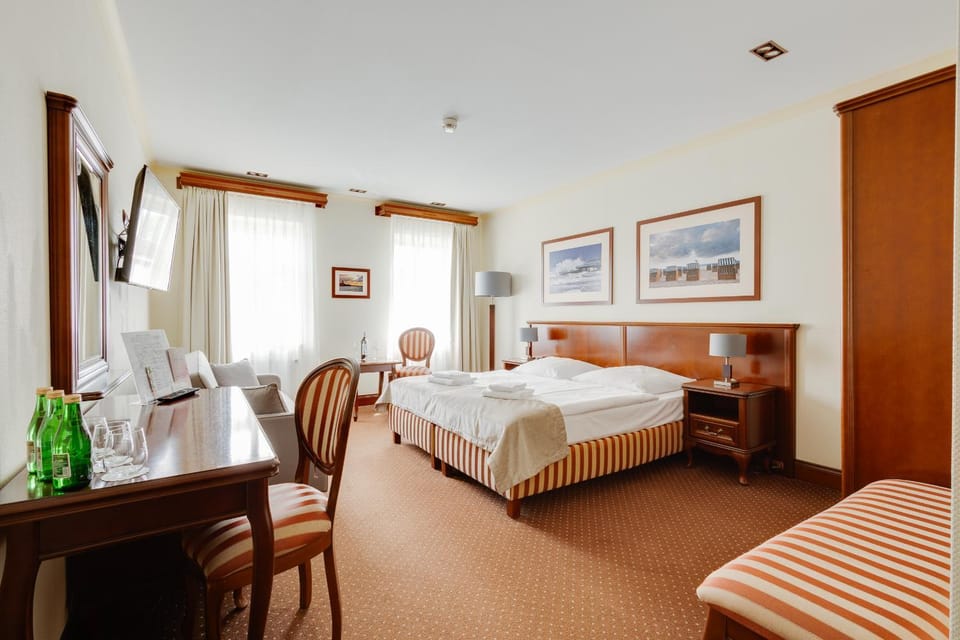Bed, TV and multimedia, Living room, Photo of the whole room, Seating area, Bedroom, towels, wardrobe