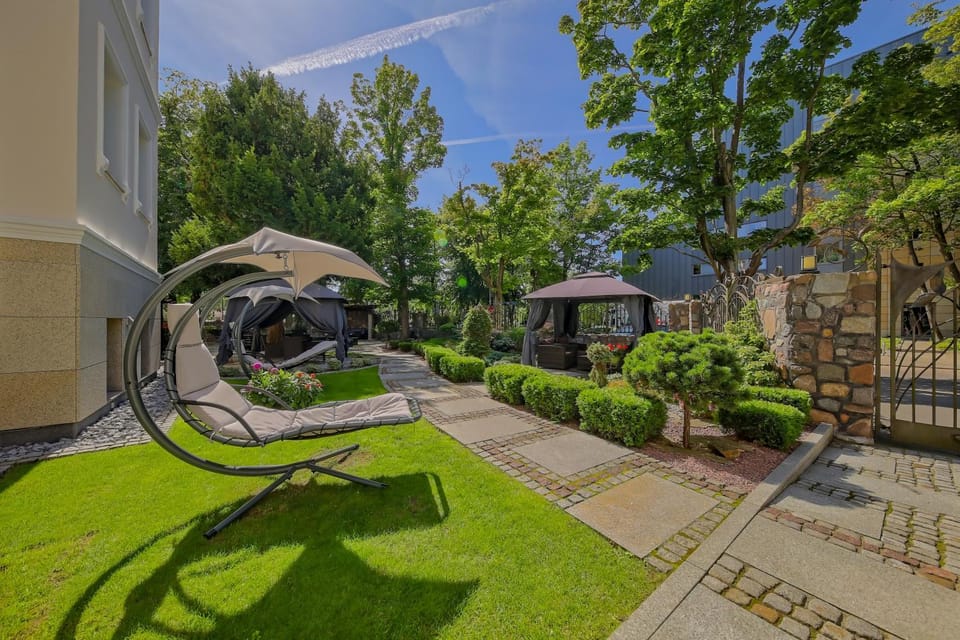 Property building, Spring, Day, Activities, Summer, Garden, Seating area, Garden view, Area and facilities, sunbed