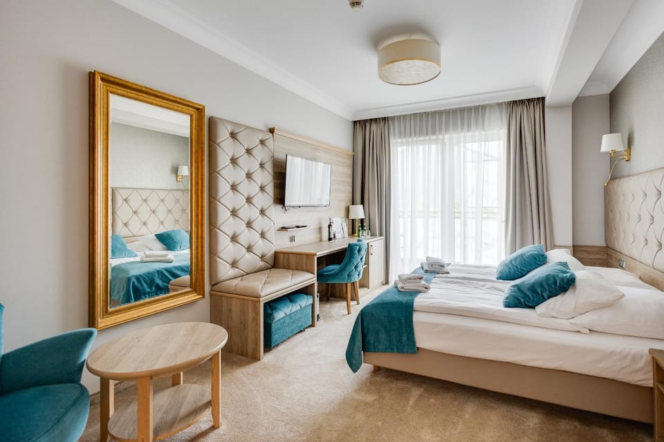 Bed, TV and multimedia, Balcony/Terrace, Photo of the whole room, Seating area, Bedroom, towels