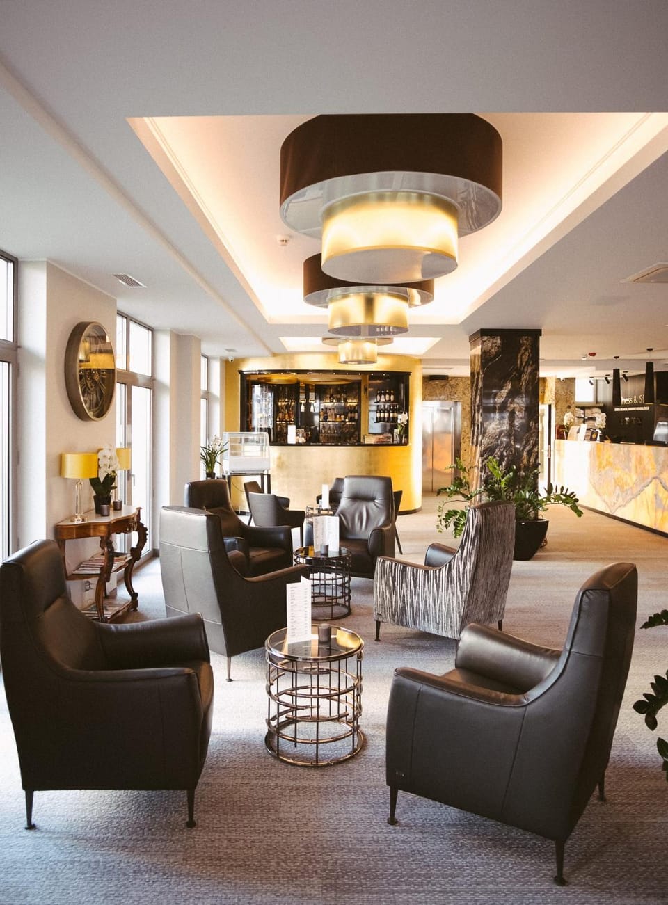 Property building, Lobby or reception, Lounge or bar, Alcoholic drinks, Non alcoholic drinks, hair dresser