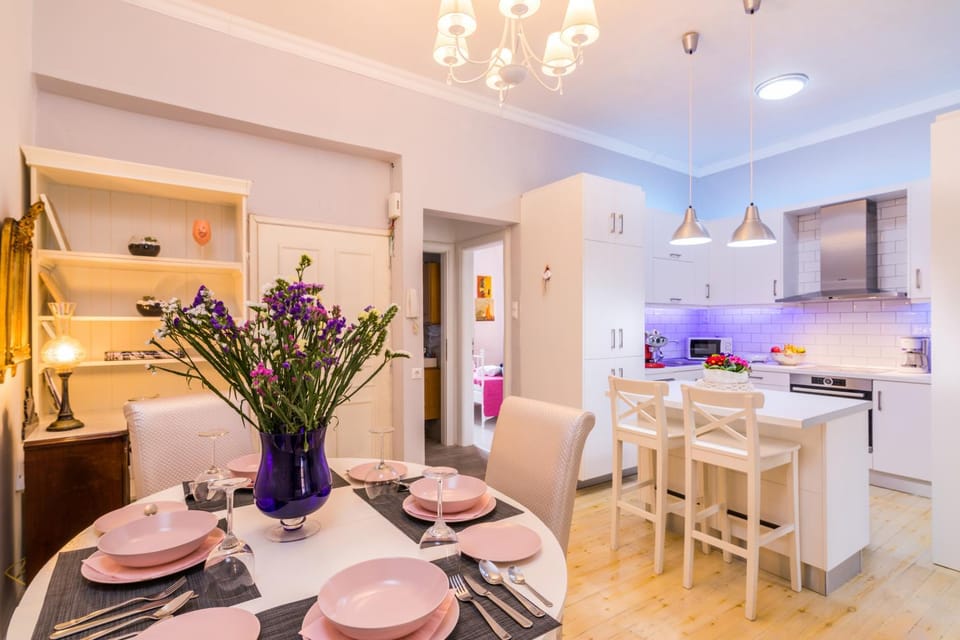 Kitchen or kitchenette, Dining area