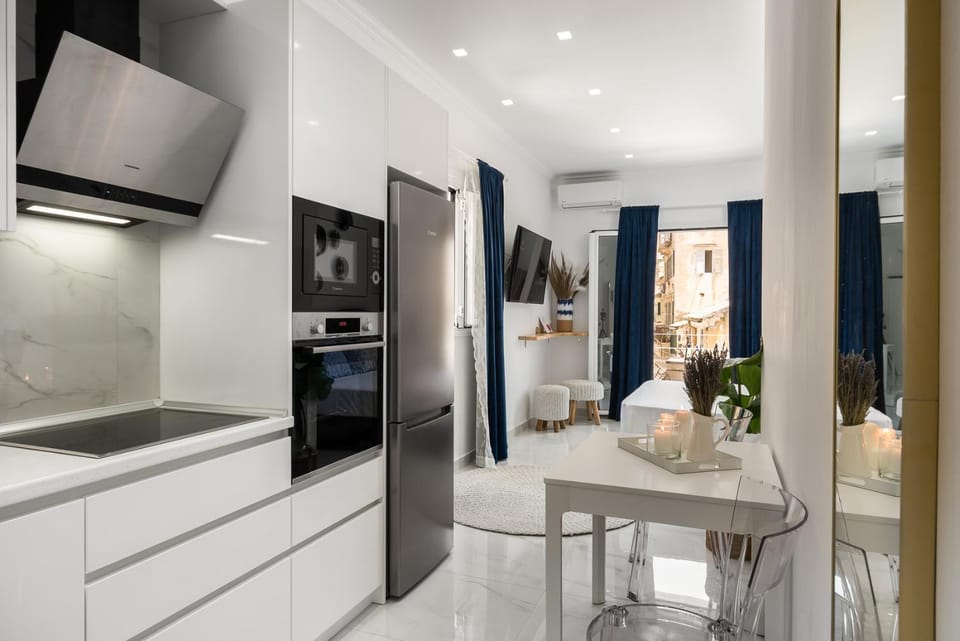 Kitchen or kitchenette, Dining area, stove