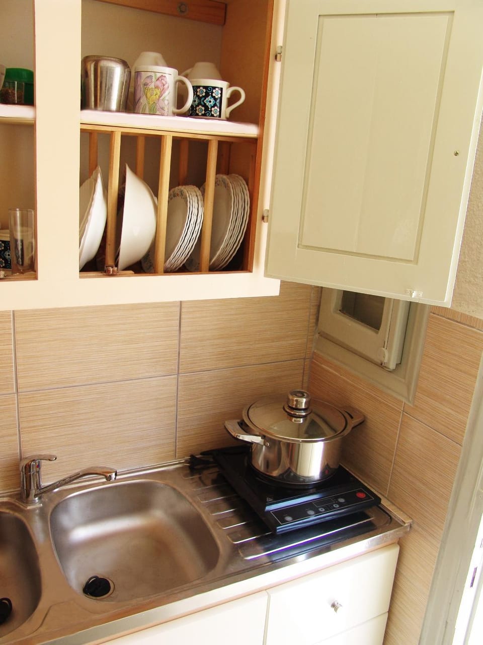 Kitchen or kitchenette, minibar, stove