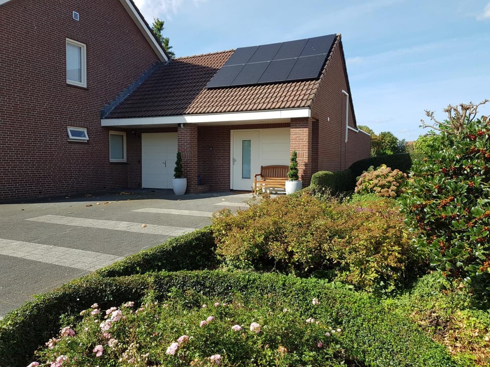 Facade/entrance, BBQ facilities, Garden, Hot Tub, Balcony/Terrace, Lounge or bar