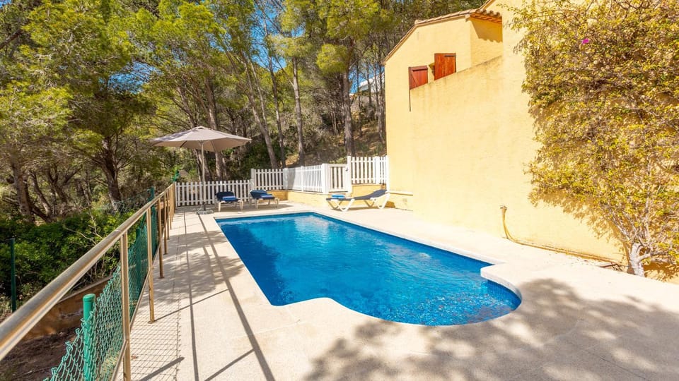 Property building, Patio, Day, Pool view, Swimming pool, sunbed