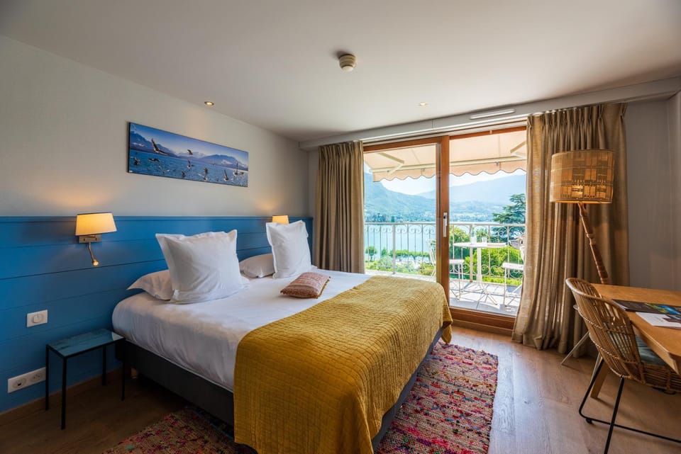 Photo of the whole room, Bedroom, Lake view, Mountain view