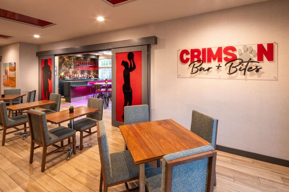 Restaurant/places to eat, Lounge or bar