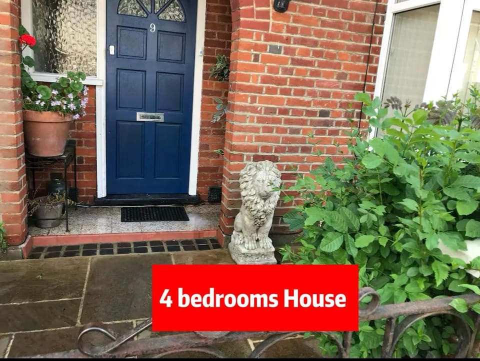 Parking up 2cars 4 Bedrooms House in St Albans City Apartment in St Albans