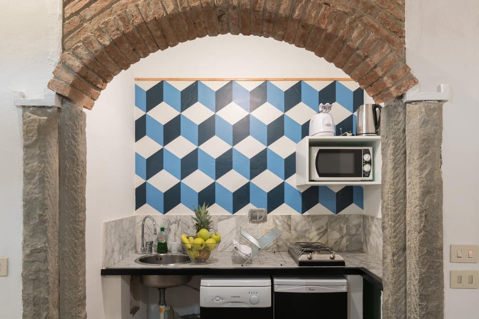 Kitchen or kitchenette, minibar, stove, toaster, washing machine