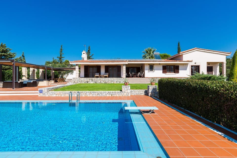 Property building, Day, Balcony/Terrace, Swimming pool, Swimming pool