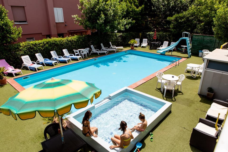 Garden view, Pool view, Swimming pool, sunbed