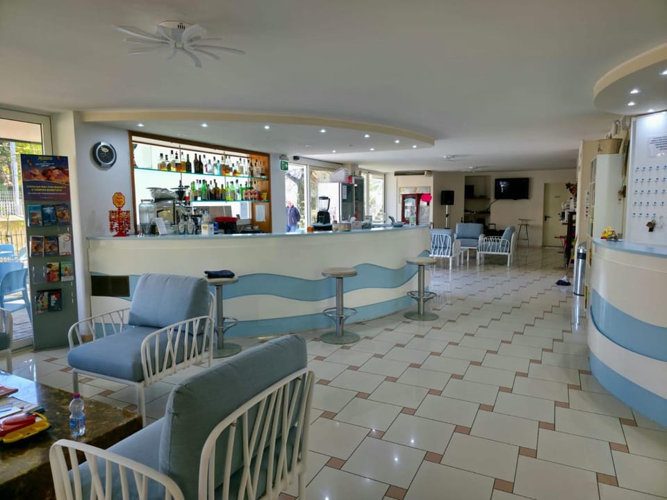 Restaurant/places to eat, Living room, Lounge or bar