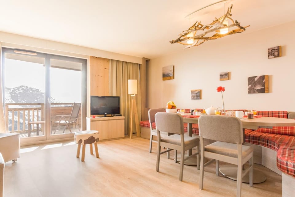 Communal lounge/ TV room, TV and multimedia, Balcony/Terrace, Living room, Seating area, Dining area, Evening entertainment