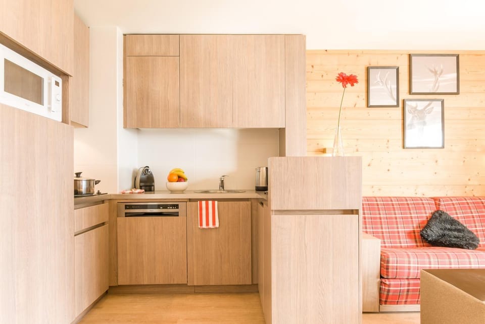 Coffee/tea facilities, Kitchen or kitchenette, Living room, Dining area, minibar, oven, stove