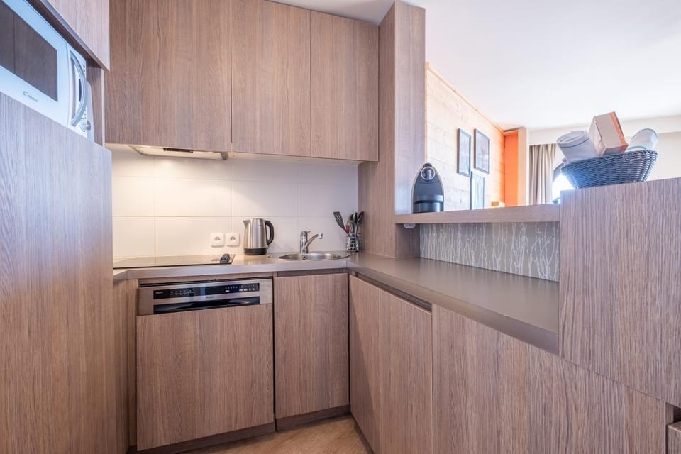 Coffee/tea facilities, Kitchen or kitchenette, dishwasher, stove, toaster