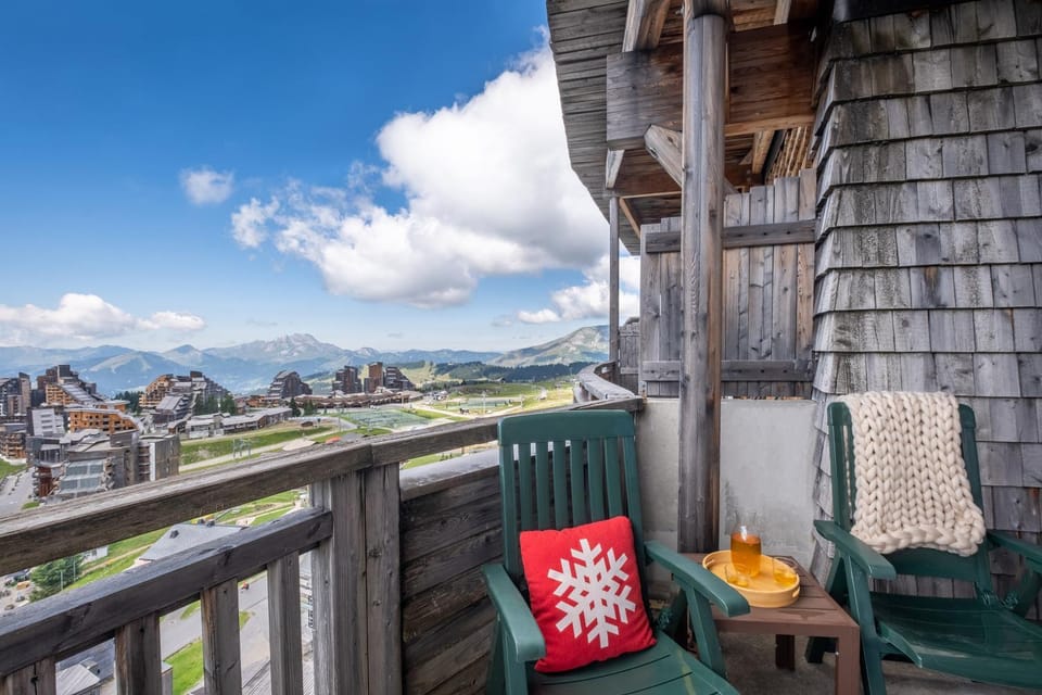 Patio, Day, Natural landscape, View (from property/room), Balcony/Terrace, Living room, Seating area, Dining area, Mountain view