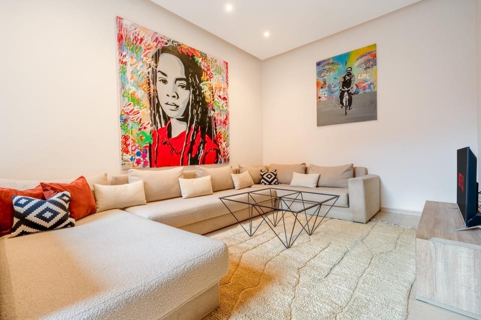 TV and multimedia, Living room, Decorative detail, Seating area