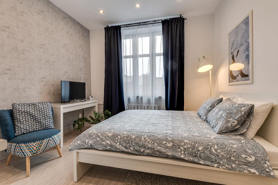 Bed, TV and multimedia, Photo of the whole room, Bedroom