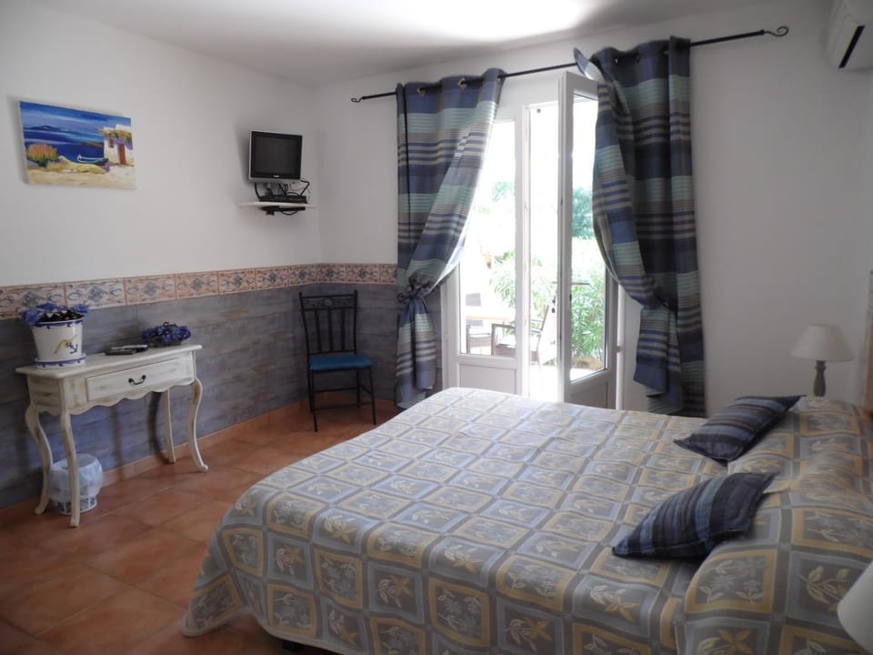 Bed, TV and multimedia, Photo of the whole room, Bedroom