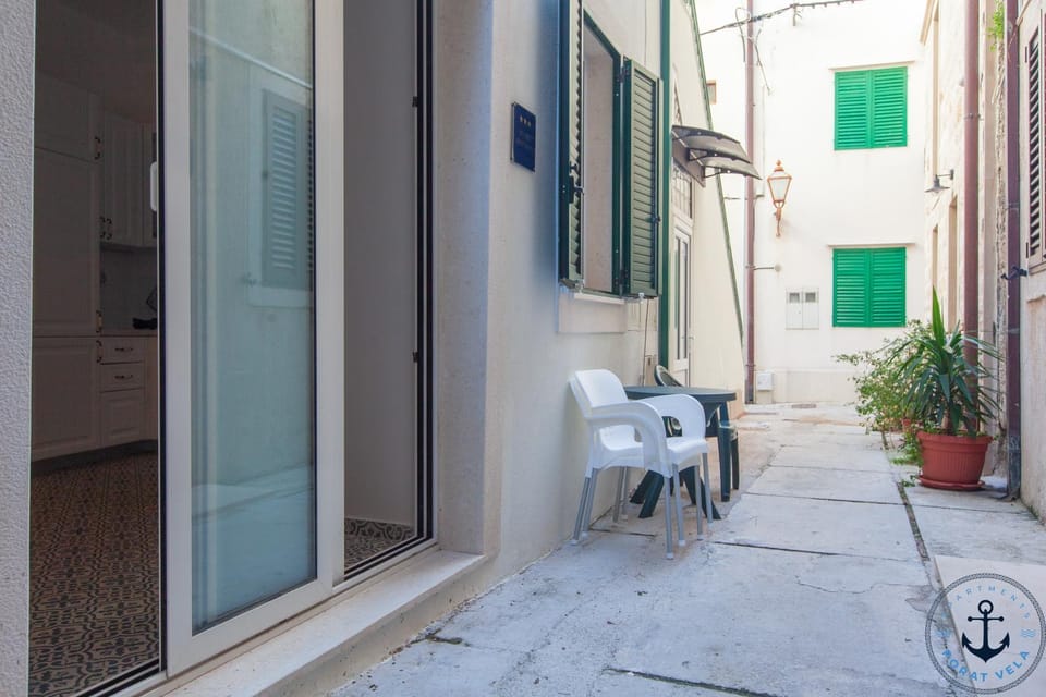 Balcony/Terrace, Street view