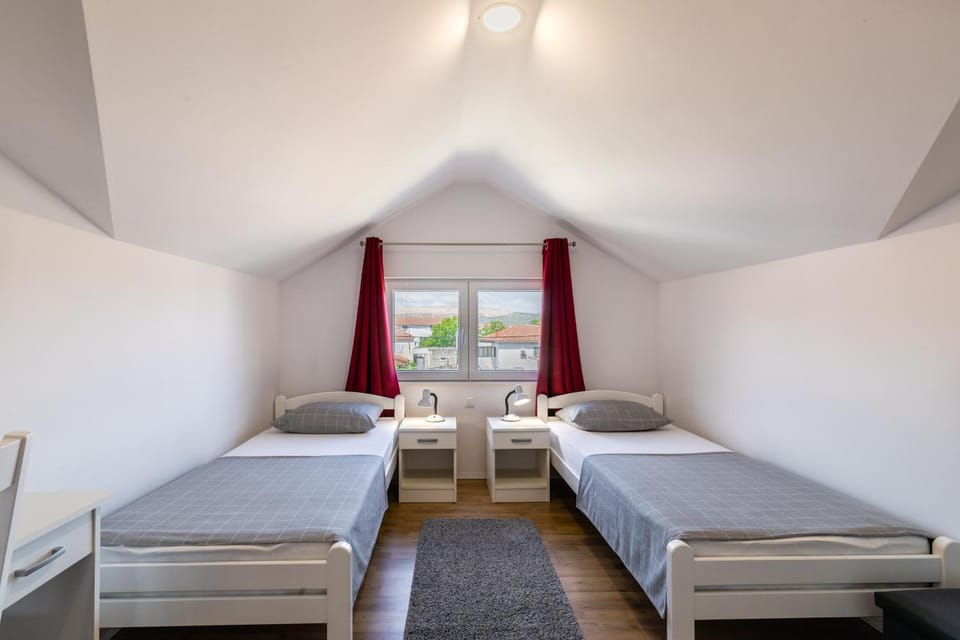 Bedroom, Lake view