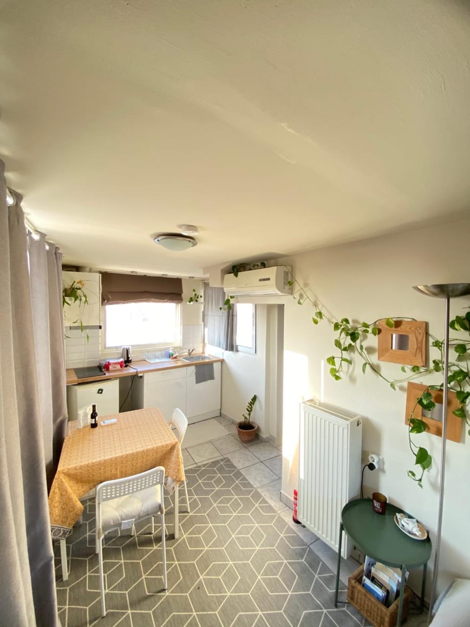 Kitchen or kitchenette, Living room, Seating area, Dining area, City view