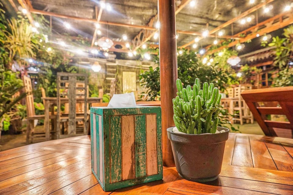 Restaurant/places to eat, Lounge or bar