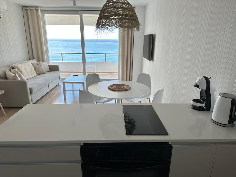 Coffee/tea facilities, Kitchen or kitchenette, Living room, Seating area, Dining area, Sea view