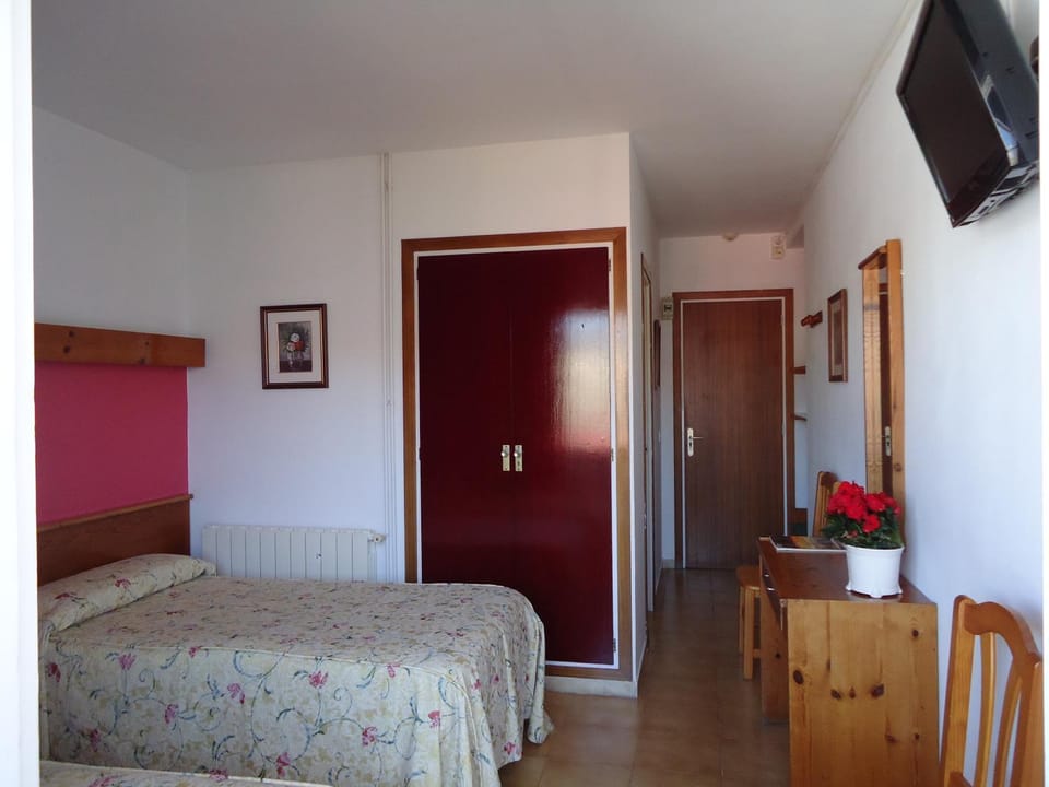 Hostal Magnolia Bed and Breakfast in Lloret de Mar
