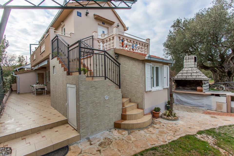 Facade/entrance, Neighbourhood, Garden