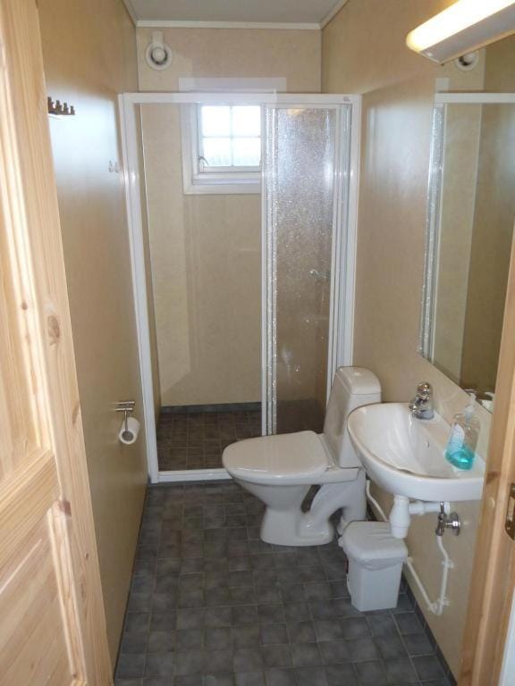 Bed, Bathroom