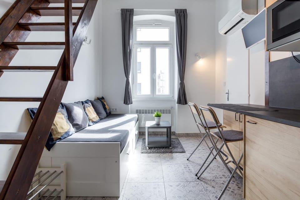 Bed, TV and multimedia, Kitchen or kitchenette, Living room, Photo of the whole room, Seating area, Dining area