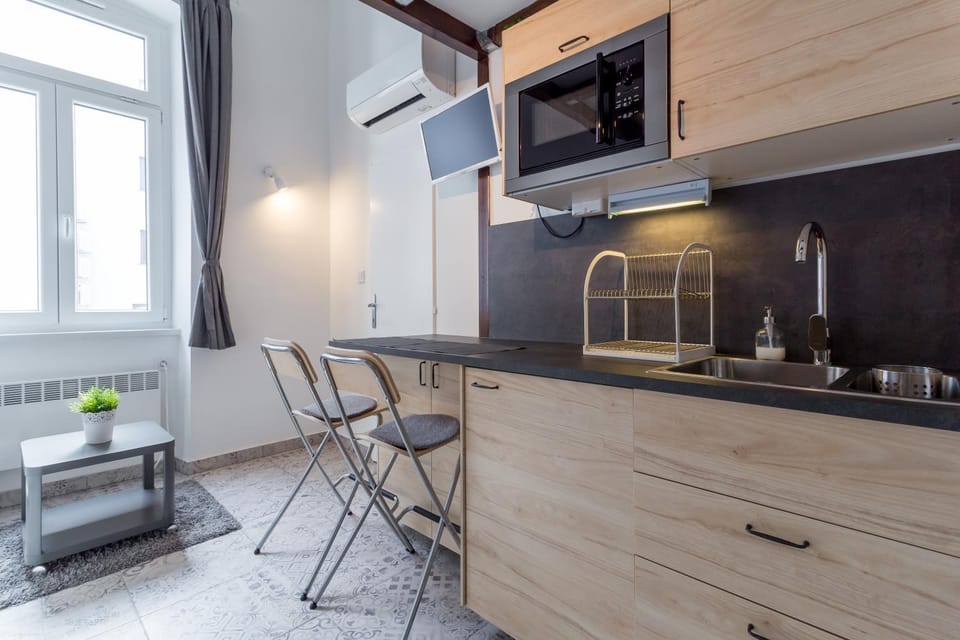 TV and multimedia, Kitchen or kitchenette, Dining area, stove