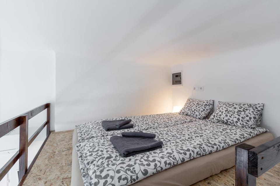 Bed, Photo of the whole room, Bedroom, towels
